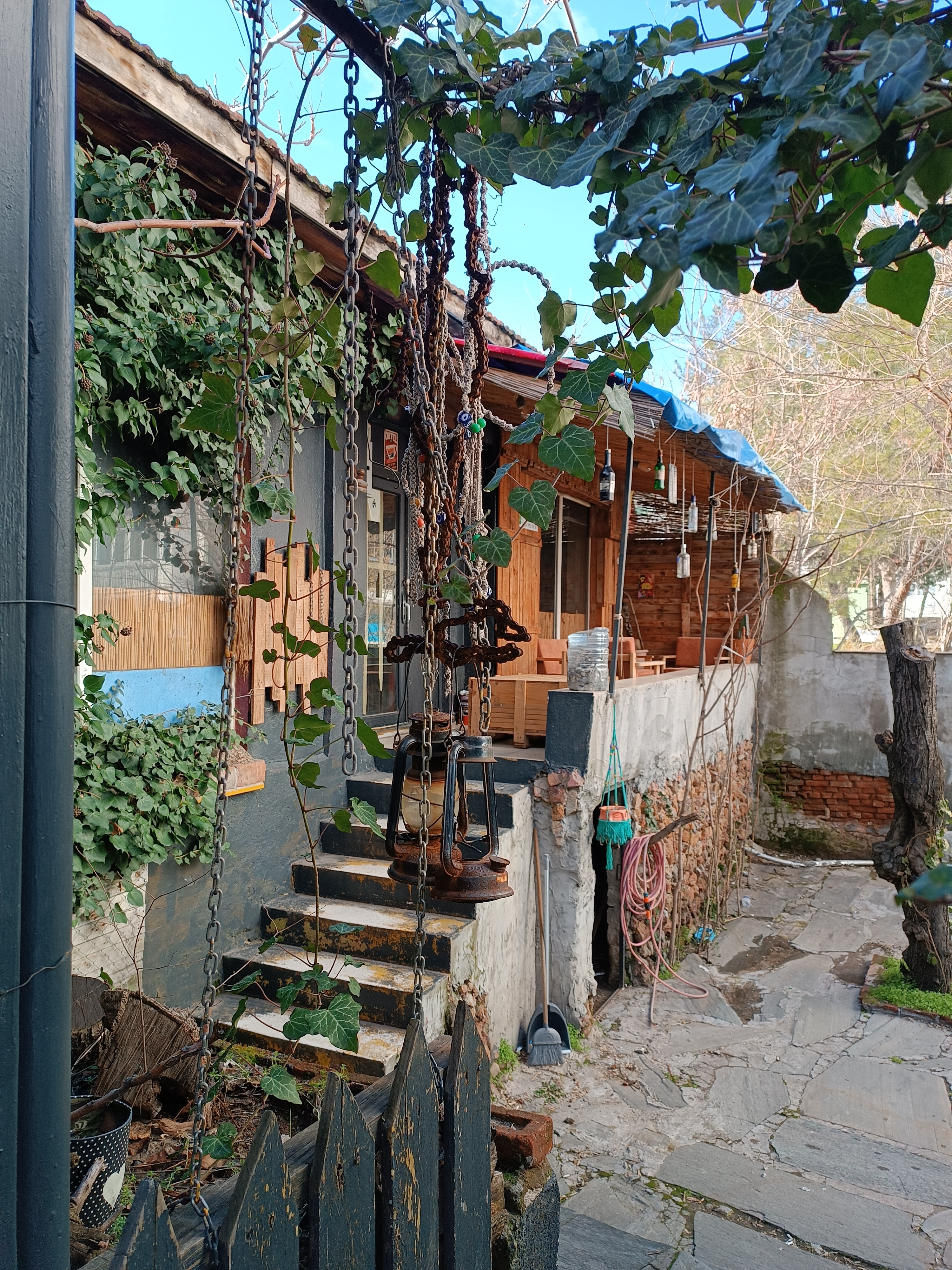 BAHÇEMİZE GİRİŞ